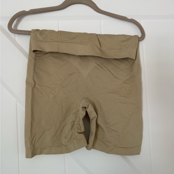 Maternity Seamless Tan Shapewear Shorts- XL - Picture 3 of 3